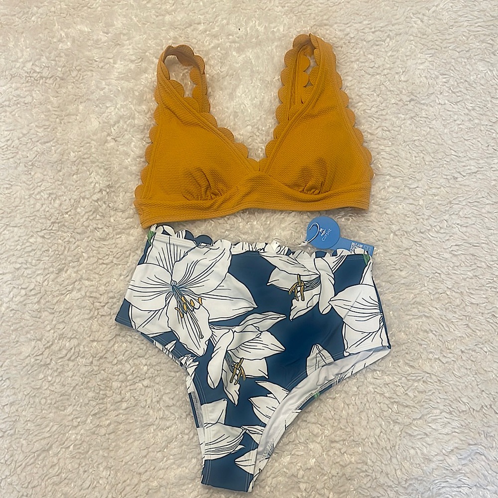 Cupshe 2 Piece Scallop V Neck Bikini, Size Large